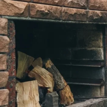 Construcción de una barbacoa en la pared medianera