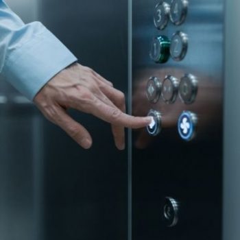 La instalación de un ascensor a petición de un solo propietario